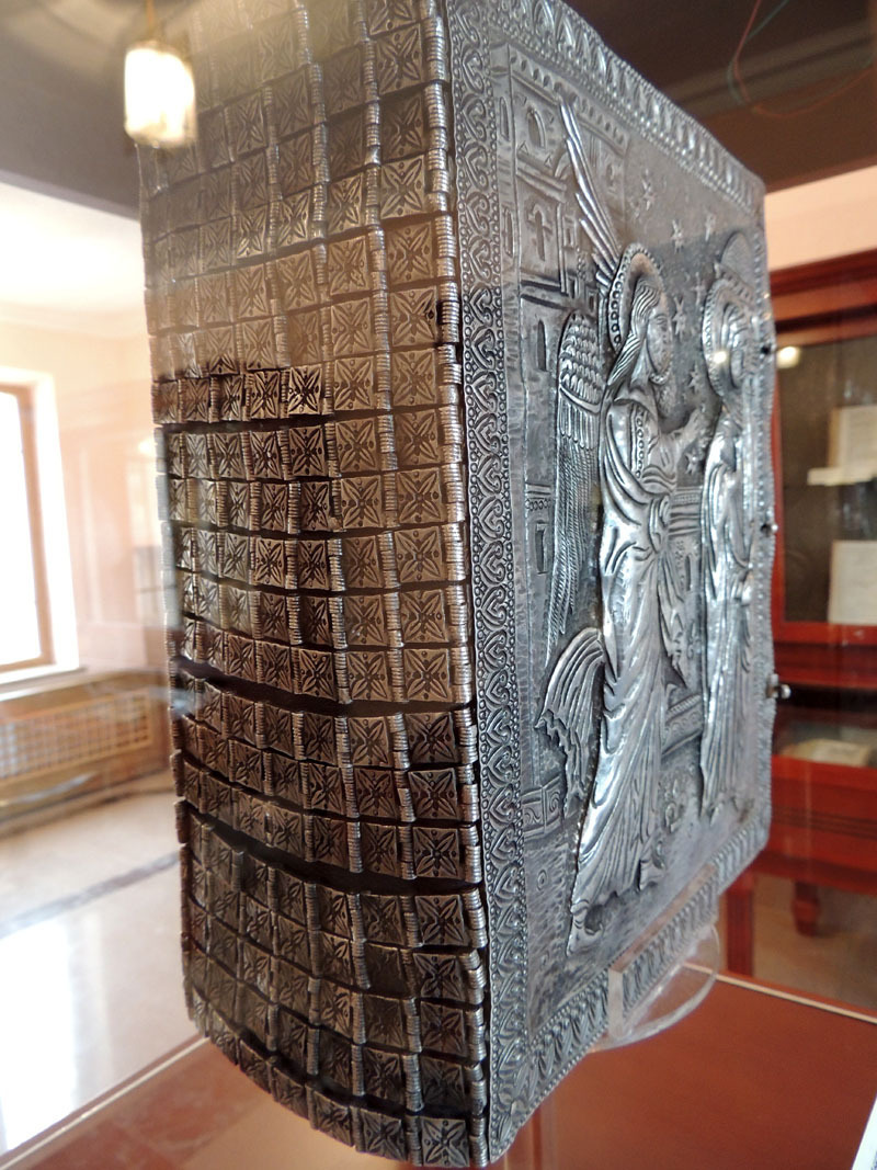 Библия. Амстердам 1666-1668 гг., переплёт 2011 г., мастера серебрянных дел Мамикон и Гайк Мхитаряны.