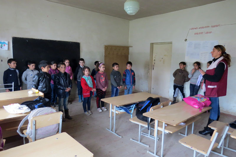 Дети готовятся к празднику букваря. С ними работает преподаватель русского языка Лена Рафаеловна Джавадян.