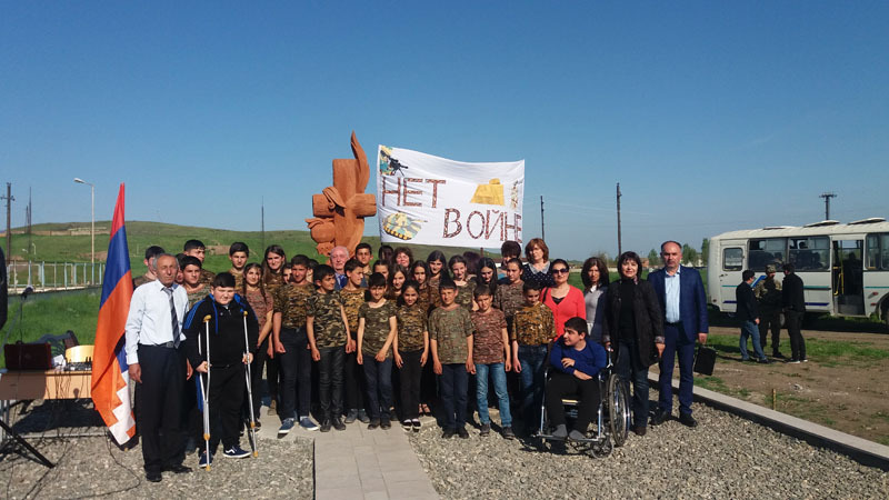 ...возложили цветы  к памятнику, посвященному ученику школы N5 г.Чартара Григоряну Вагаршаку, погибшему в первый день апрельской войны 2016 г.