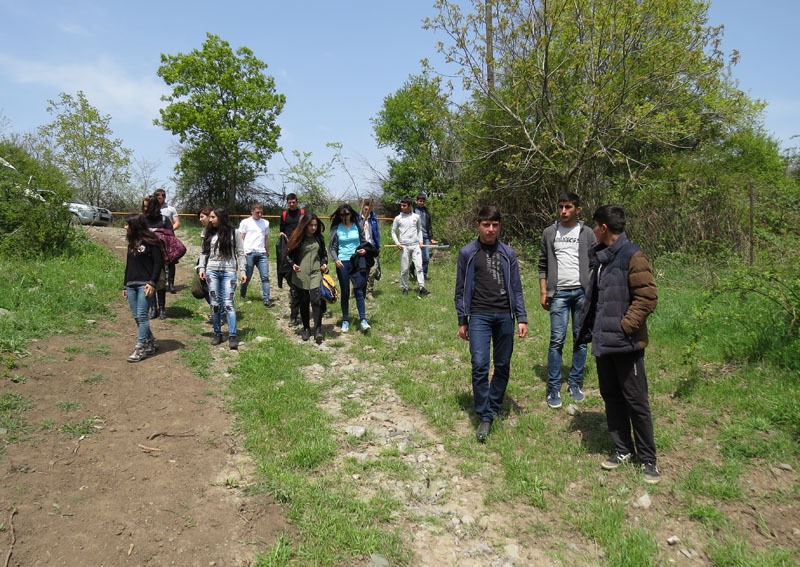 Сойдя с трассы, мы взяли курс к речке.