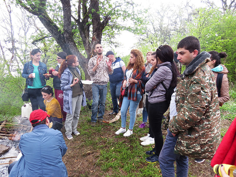 Арам прекрасно рассказал о монастыре, селе Улубаб, находящейся в несколько сот метрах от церкви.