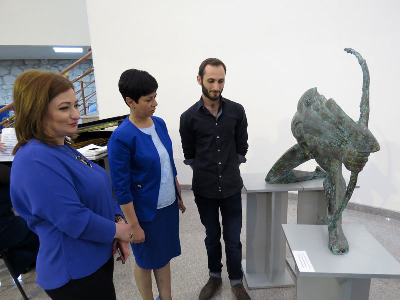 Скульптура «Трансформация». Ашот Ерецян показывает свою работу министру культуры НКР Нарине Агабалян и директору музея изобразительных искусств Лусине Гаспарян.