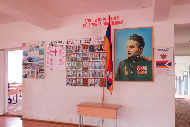 Портрет маршала авиации СССР Худякова (Ханферянца), именем которого названа школа.