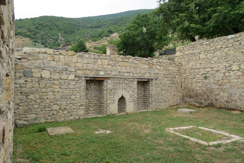 Центральный очаг и стенные ниши в интерьере Глхатуна.