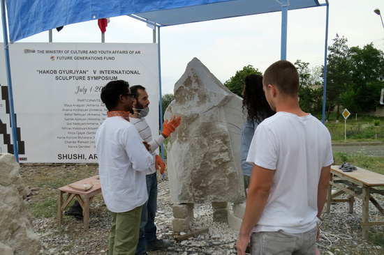 Ашот Ерицян (в центре) и коллеги обсуждают будущую работу...