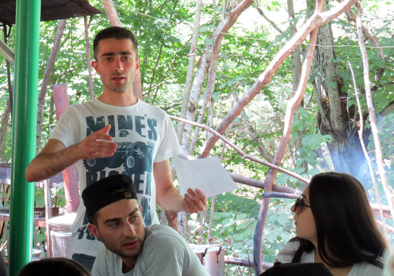 Тигран проводит презентацию от своей группы.