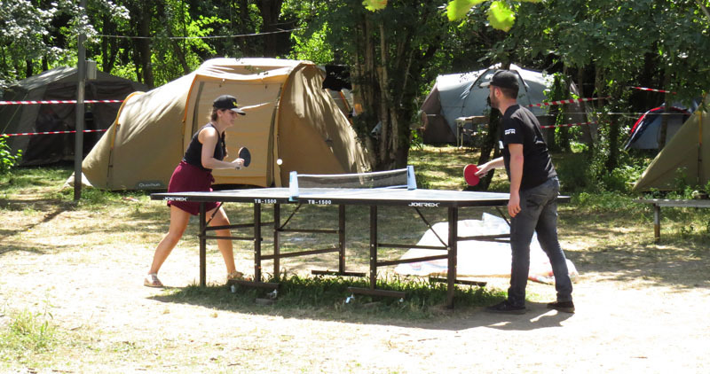 Свободное время. Игра в настольный теннис.