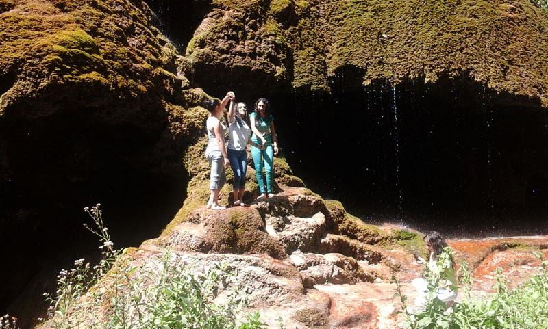  Наши новые знакомsе Кнар, Мери и Этери пришли на место раньше нас.