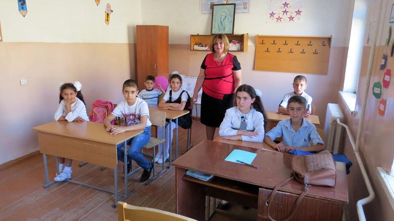  Педагог Зарине Бадалян в пятом классе.