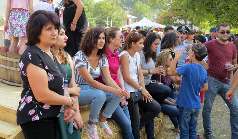 Ближе к завершению фестиваля. Девушки устали.