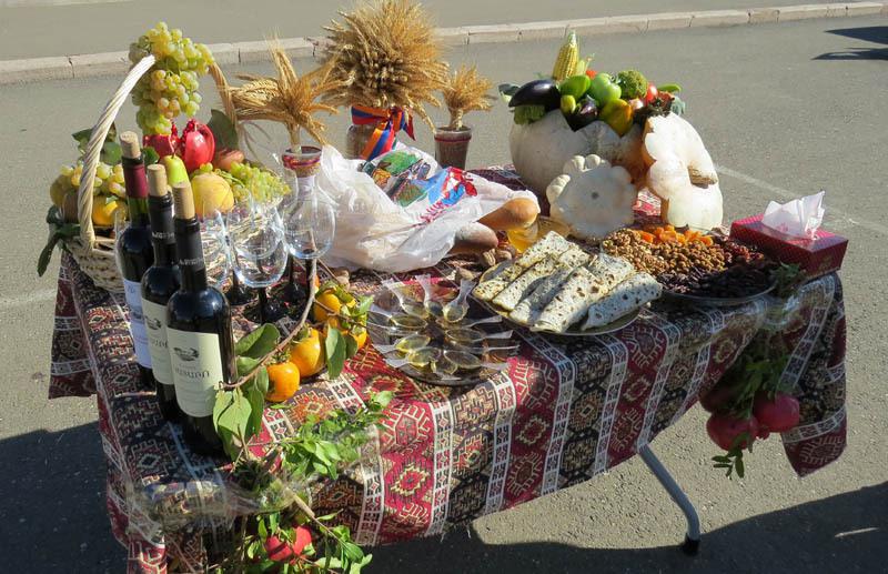  Красивый столик с разной вкуснятиной. Зарисовка.