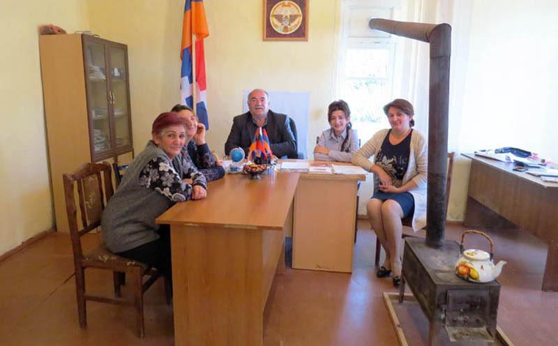  Глава сельской общины Мохренеса Алик авакян со своими работниками.