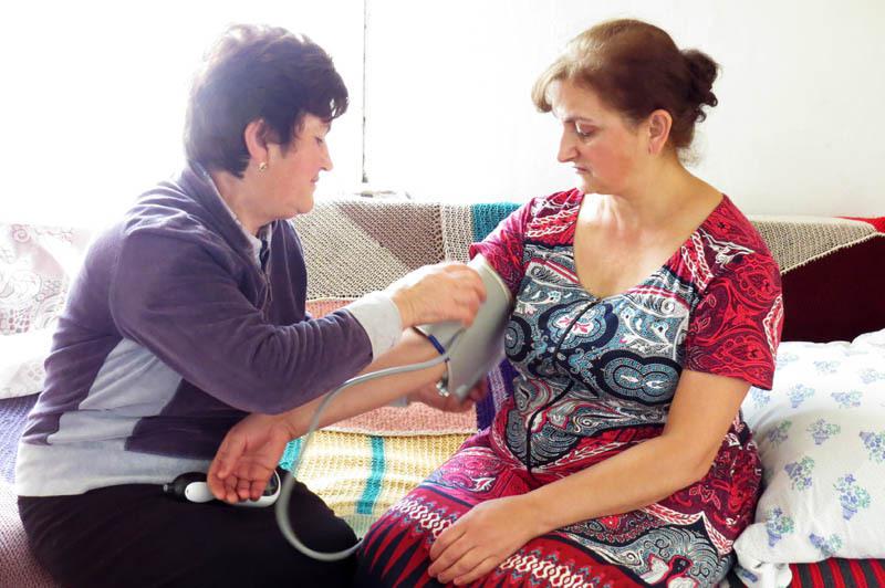 Аида измеряет давление Люде, беженке из Агдаша.