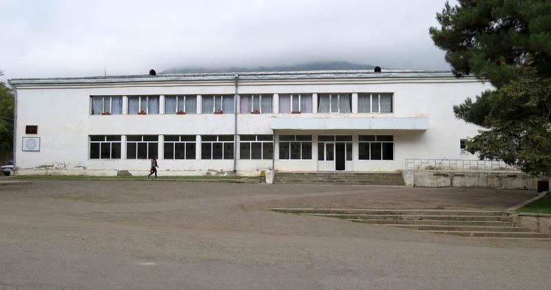 На втором этаже этого здания находится центр детско-юношеского творчества.