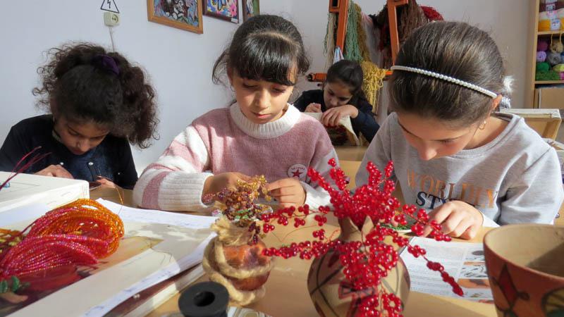 За работой. Слева на право Кристина Самсонян, Этери Тонян и Галина Самсонян.