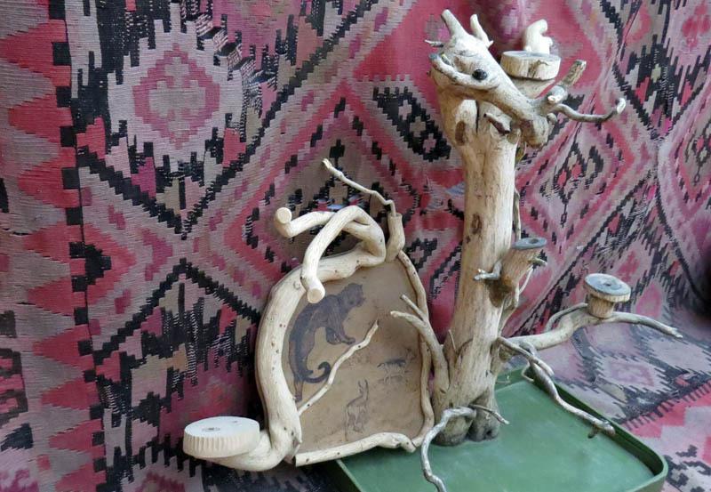 Художественная обработка дерева. Работа Рудика Дадаяна (с.Марьямадзор), педагог.