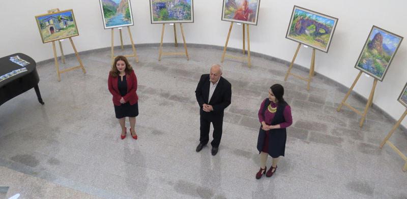Открытие выставки. Слева на право Лусине Гаспарян, директор Шушинского музея изобразительных искусств, Армен Арутюнян, художник, Ани Аванесян, искусствовед.