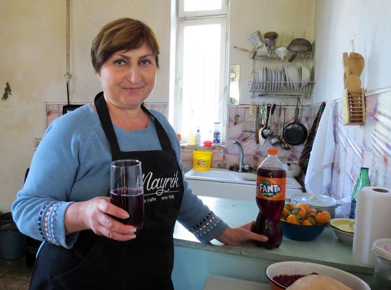 Хозяйка угощает меня виноградным соком (маджаром).