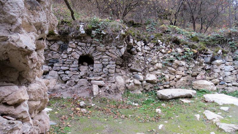  В углублении в стене дома держали лампаду и пр. необходимые предметы домашнего обихода.