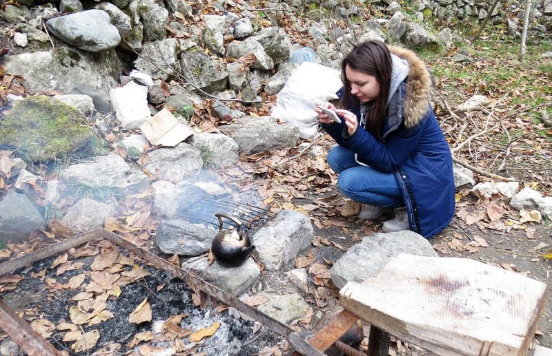   Нашу спутницу заинтересовал процесс приготовления чая на костре.