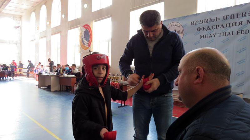  Отец помогает намотать на руку ленту своему сыну. Скоро на ринг.