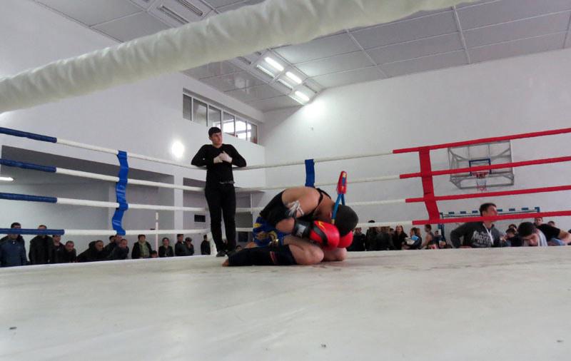  Боец исполняет тайский танец. Перед боем.