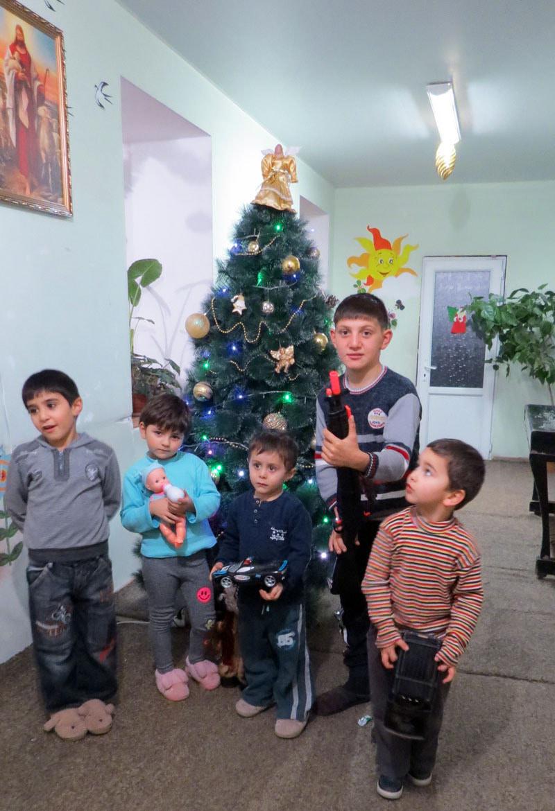 Мелкие во главе с Саркисом у Новогодней ёлки.