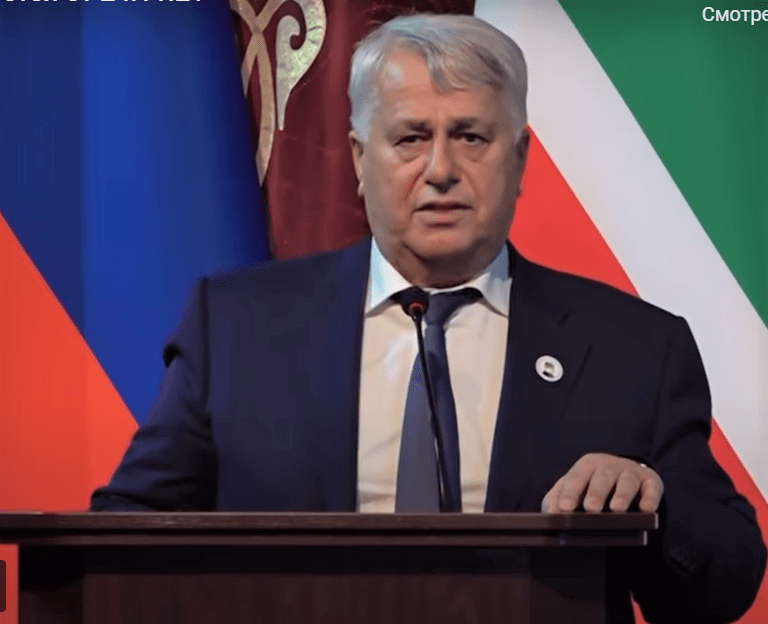 Руководитель Газпром Межрегионгаз Грозный Лом-Али Баймурадов.
скриншот https://grozny.tv/videos/37291