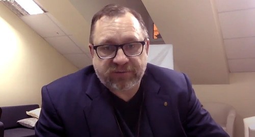 Журналист Юрий Котенок. Кадр видео 
PolitWera https://www.youtube.com/watch?v=tscPRFJ_4wc&app=desktop